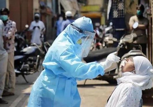 Corona Update: राहत भरी खबर, 76 दिन बाद एक हजार से कम मौत, 24 घंटे में 50 हज़ार से कम आए नए मामले  