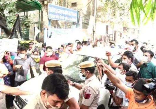 दिल्ली: बीजेपी कार्यकर्ताओं ने किया घेराव तो उप मुख्यमंत्री मनीष सिसोदिया ने लगाए ये आरोप 