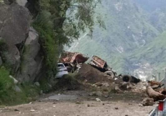 किन्नौर में फिर दरका पहाड़, यातायात बंद  