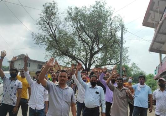   सरकाघाट : जिला परिषद सदस्य मुनीष शर्मा ने सरकाघाट डिपो के क्षेत्रीय प्रबंधक कार्यालय का किया घेराव