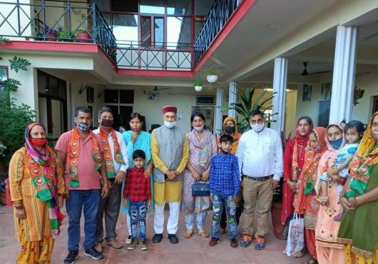 हमीरपुर  - कांग्रेस छोड़ आठ परिवारों ने थामा बीजेपी का हाथ  