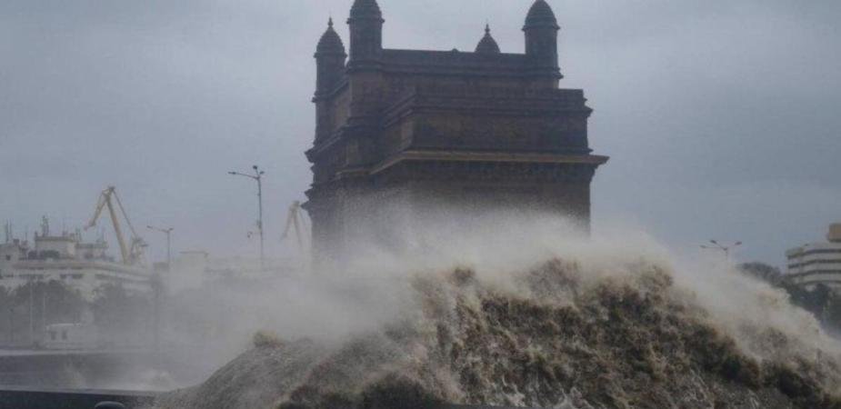 देश में ताउते का तांडव, मुंबई से 175 किमी दूर भारतीय जहाज डूबा, नौसेना ने 146 की बचाई जान