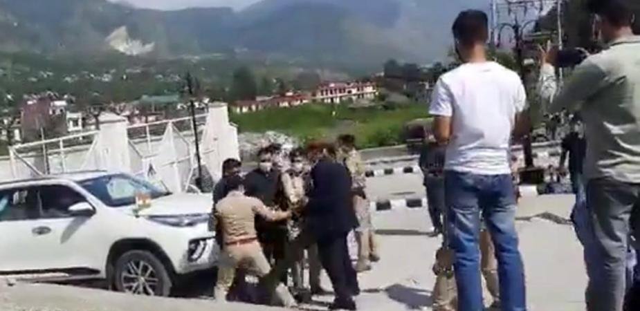 Clashes broke out between CM's security officer and SP Kullu
