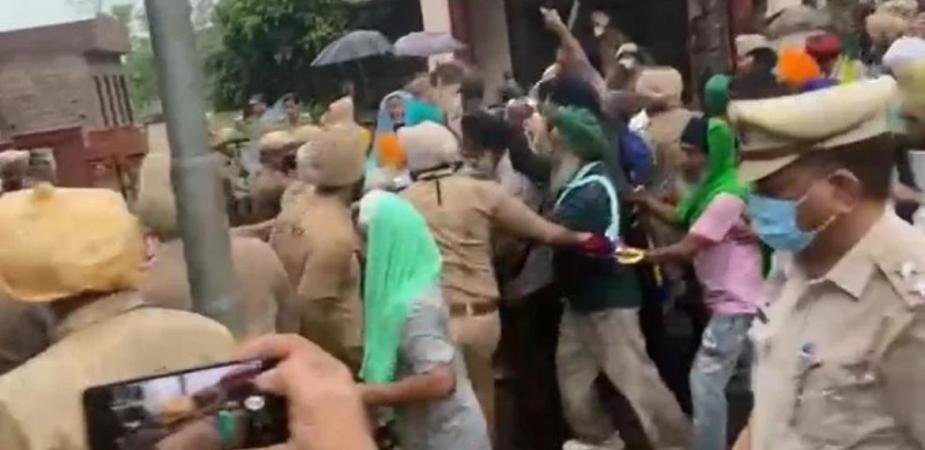  नवजोत सिंह सिद्धू पहुंचे खटकड़कलां, किसानो ने किया जम कर विरोध 