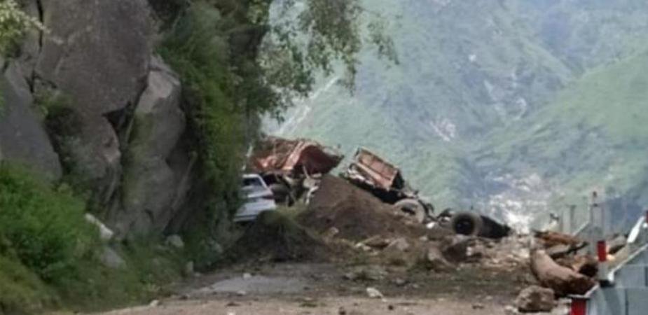 किन्नौर में फिर दरका पहाड़, यातायात बंद  