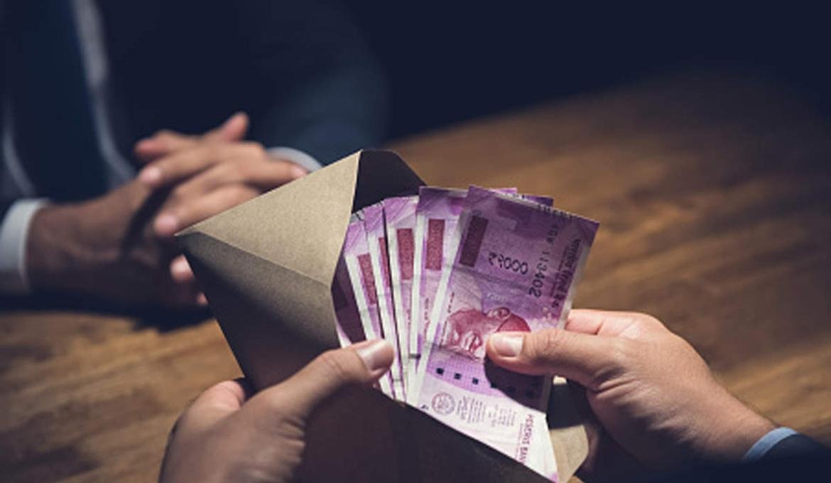 विजिलेंस ने रंगे हाथ दबोचा पंचायत सचिव, एनओसी के लिए मांग रहा था 12 हज़ार की रिश्वत