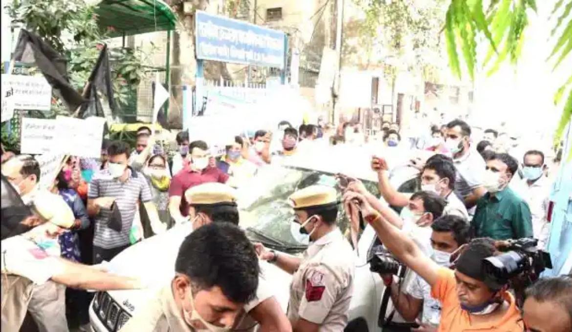 दिल्ली: बीजेपी कार्यकर्ताओं ने किया घेराव तो उप मुख्यमंत्री मनीष सिसोदिया ने लगाए ये आरोप 